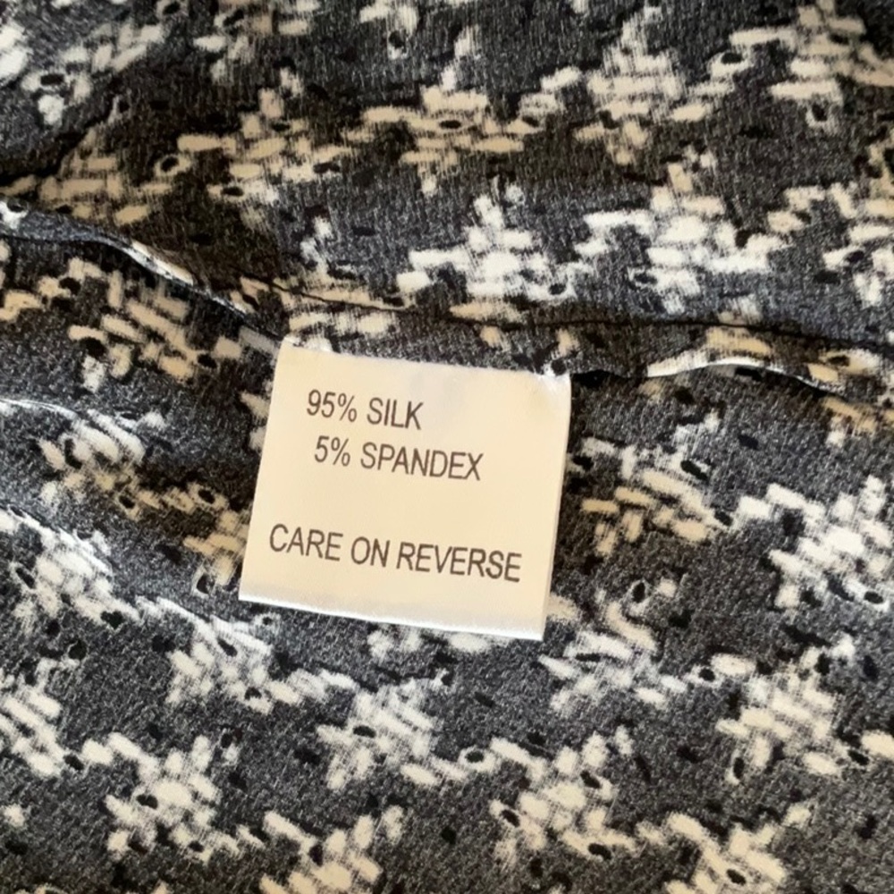 St. John silk button up top. Size 4. - Picture 8 of 8